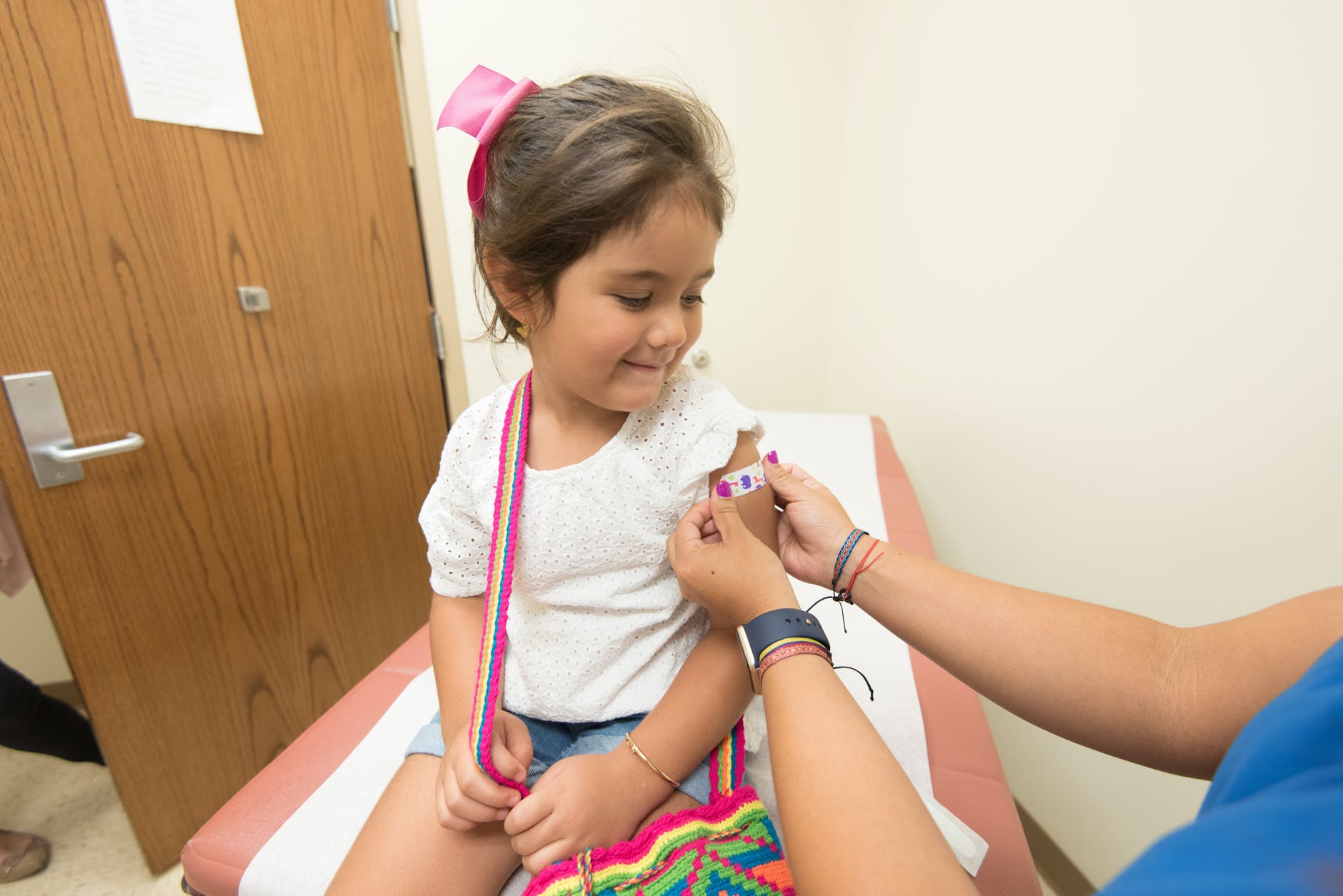 girl getting vaccinated - Vacunas ¿Cuál es su importancia para la salud?